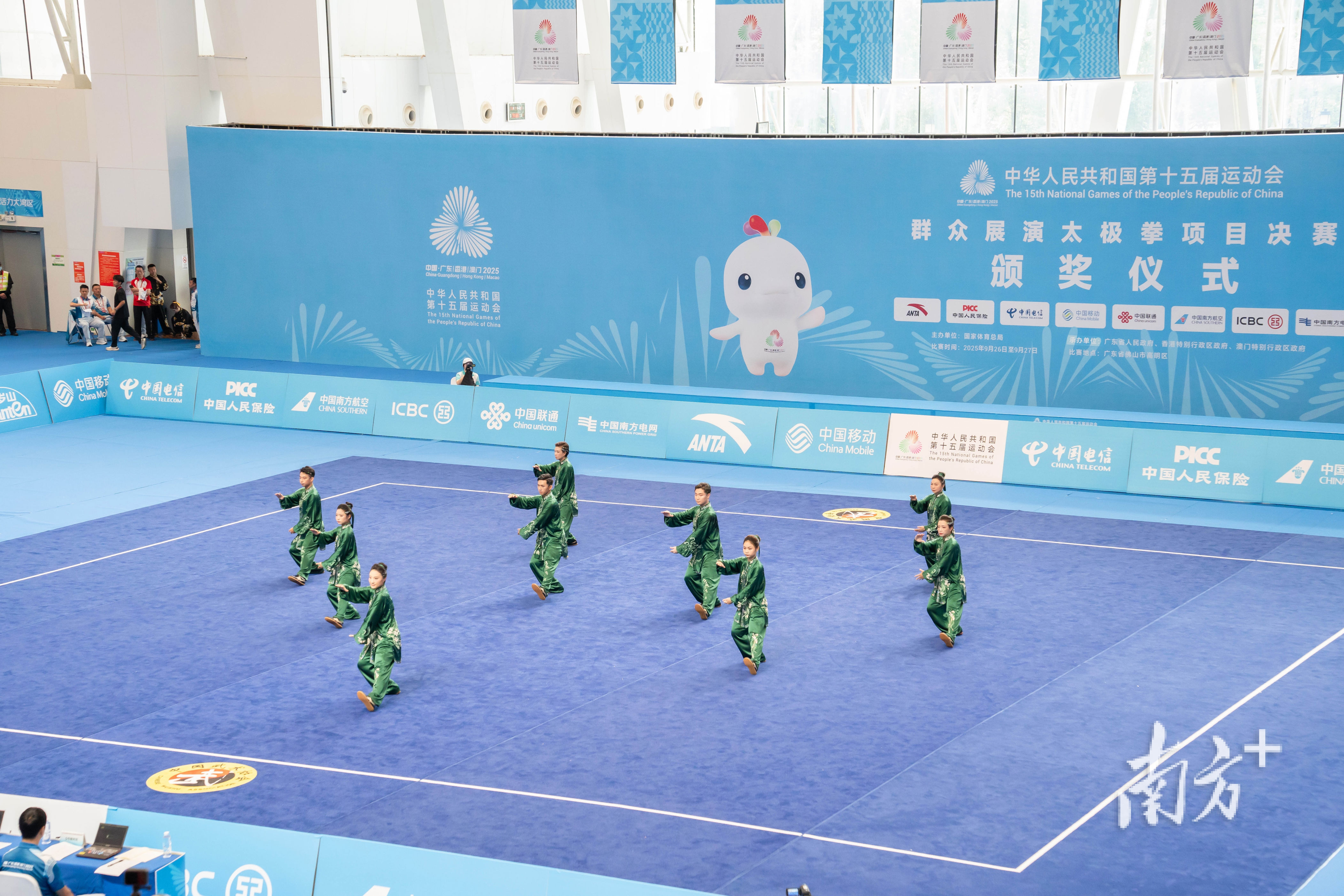 举行, 广度和高度, 示了保利长